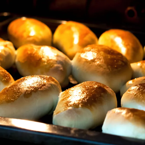 Tortas em um forno escuro Imagem De Stock