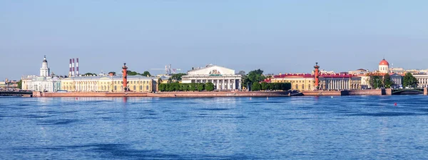 Panoramisch uitzicht van het spit van Vasilyevsky eiland, Saint-Petersbu — Stockfoto