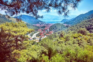 Panoramik Bay ve Akdeniz kıyısında Şehir