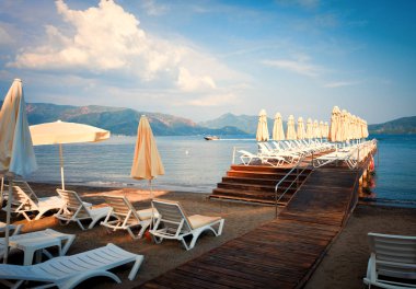 Sabah Akdeniz deniz boyunca rahat Beach bir görünüm