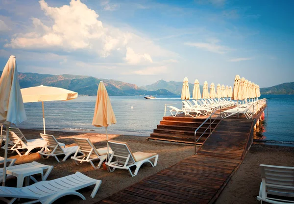 Een uitzicht op het gezellige strand langs de Middellandse Zee in de ochtend — Stockfoto