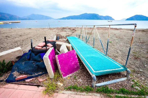 Ein schmutziger Strand mit Müll am Meer — Stockfoto