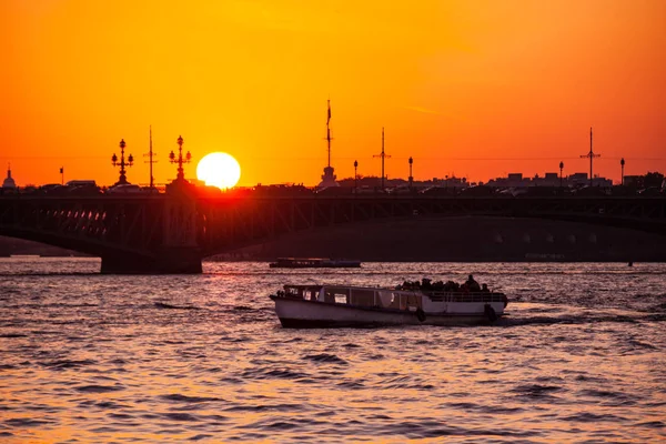 Noites brancas e o barco sob a ponte em São Petersburgo — Fotografia de Stock