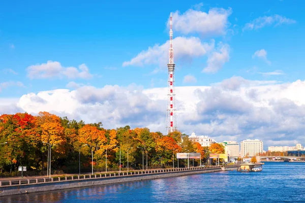 Una vista de la torre de televisión en el terraplén en San Petersburgo por —  Fotos de Stock