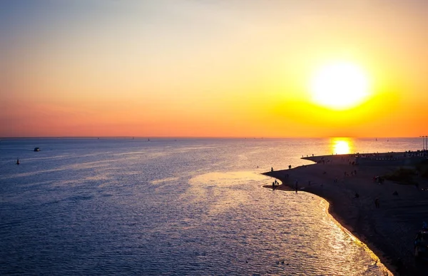 Een kronkelende lijn van de kust van de zee bij zonsondergang als achtergrond — Stockfoto