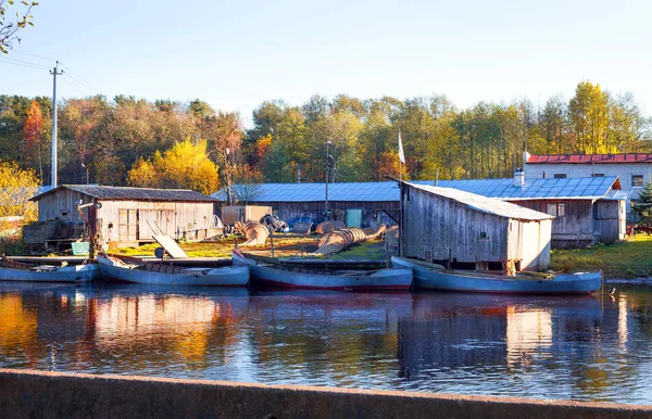 A fazenda de peixes com barcos no rio Fotografias De Stock Royalty-Free