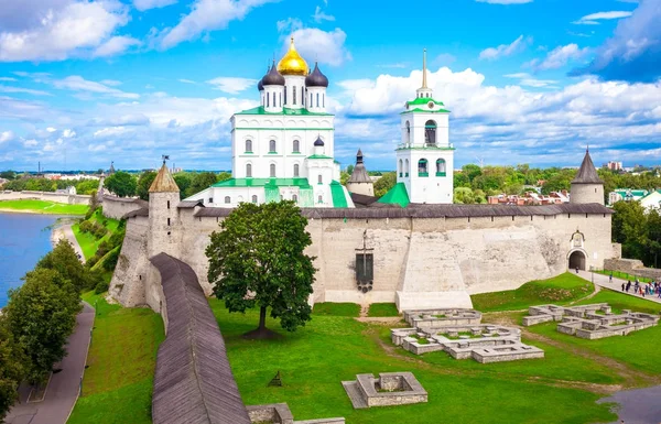 Weiter Blick auf pskov krom, russland — Stockfoto