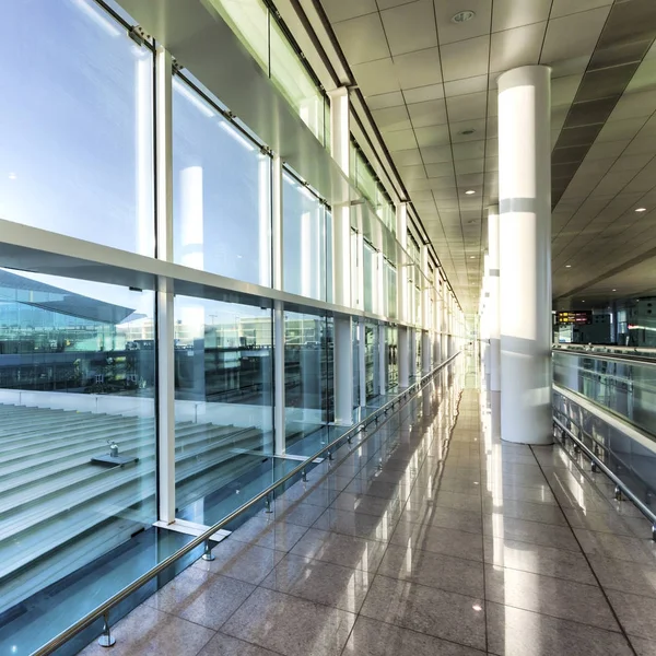 Квадратний вид на порожній зал сучасного аеропорту — стокове фото