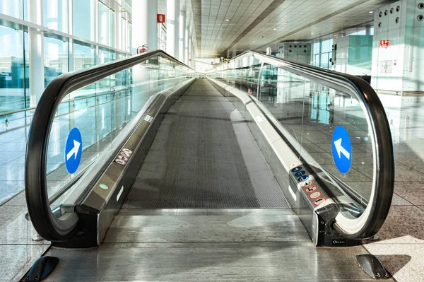 Vstup do eskalátoru na letišti — Stock fotografie