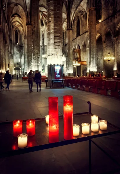 Свічки в готичній церкві на задньому плані відвідувачів — стокове фото
