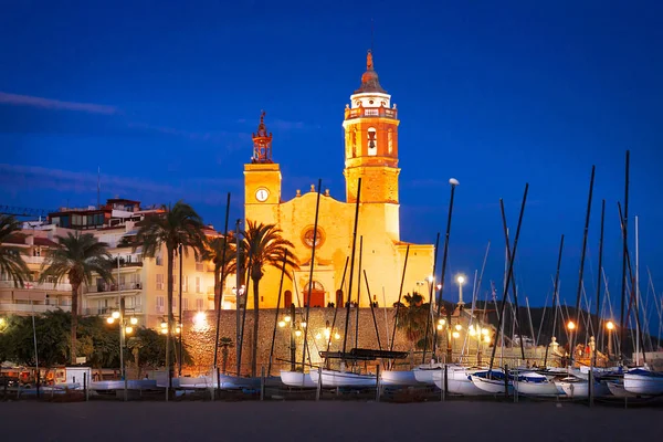 La vista de la ciudad turística mediterránea con la Iglesia al atardecer —  Fotos de Stock