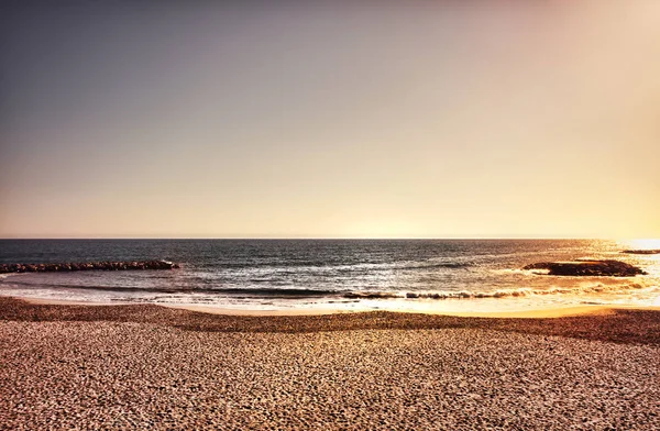 Un large paysage marin aux couleurs créatives — Photo