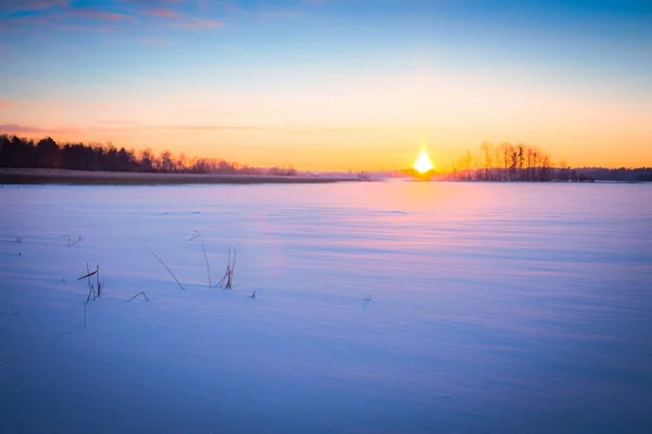 Un amplio espacio de nieve al atardecer — Foto de Stock