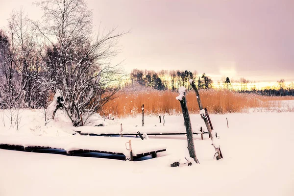 Zimowy krajobraz, śnieg, molo nad jeziorem — Zdjęcie stockowe