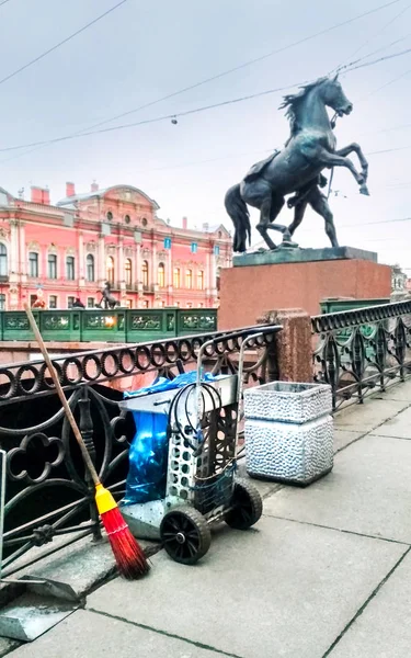 サンクトペテルブルクの路上の清掃機器 — ストック写真
