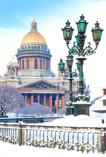 Une belle vue sur la cathédrale Saint-Isaac et la place Saint-Isaac — Photo