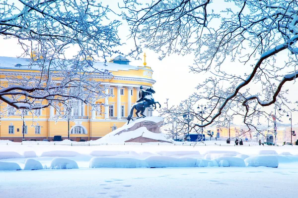 Senaten torget och monumentet av Peter den första på vintern, — Stockfoto