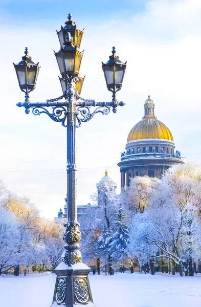 Krásná pouliční lucerna na pozadí katedrály svatého Izáka — Stock fotografie