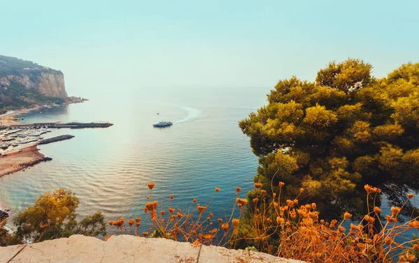 Uma bela paisagem da baía do mar Mediterrâneo com um — Fotografia de Stock