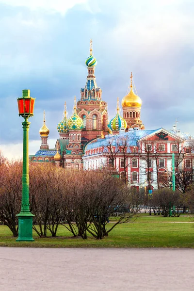 Uma bela vista do Salvador sobre a igreja de sangue em São Petersburgo, Rússia — Fotografia de Stock