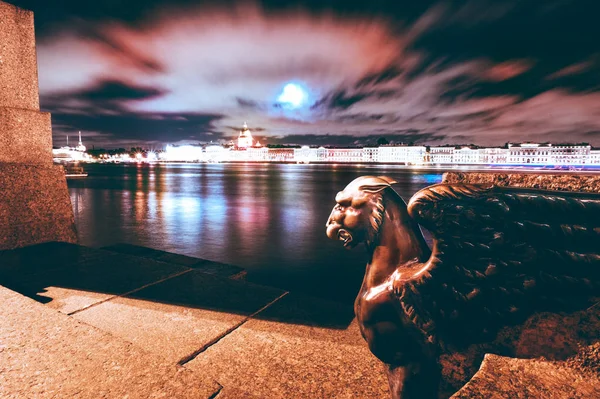 O monumento Griffin em São Petersburgo, Rússia — Fotografia de Stock