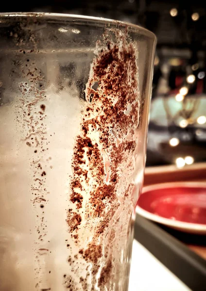 A dirty glass on the bar counter in the cafe — 스톡 사진