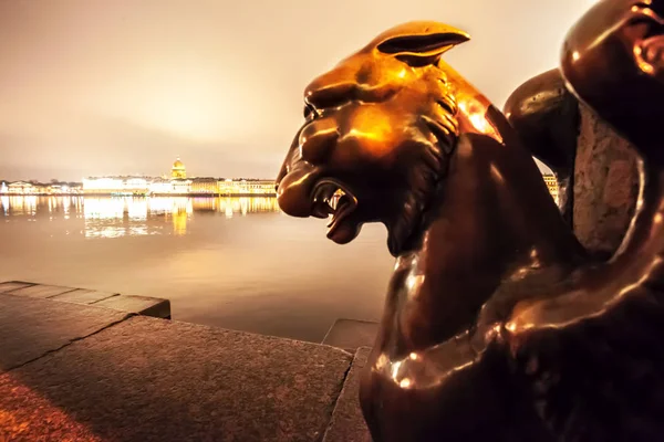 Griffin heykelinin Neva seti üzerindeki manzarası, Saint-Petersburg, Rusya — Stok fotoğraf