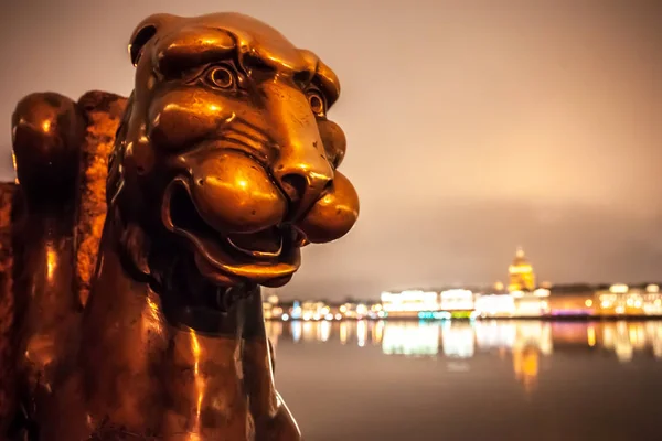 Griffin heykeli Neva seti üzerinde, Saint-Petersburg, Rusya — Stok fotoğraf