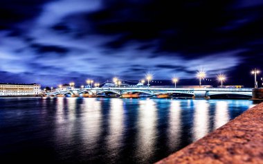 Öndeki Neva nehri ve geceleyin Blagoveshchenskiy Köprüsü, sihirli bulutlar, Saint-Petersburg, Rusya