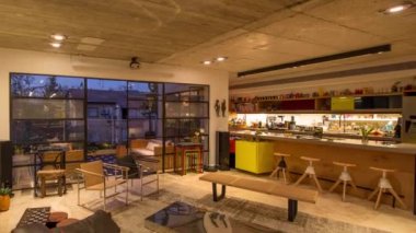 Günbegün yavaş yavaş modern bir apartman dairesi oturma odasına geçiş..