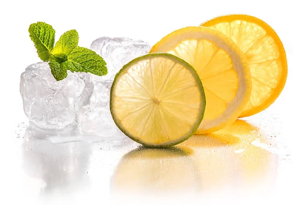 Cubos de gelo, limão, limão e laranja — Fotografia de Stock