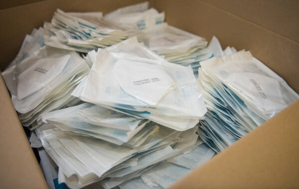 Коробка с защитными медицинскими масками
 