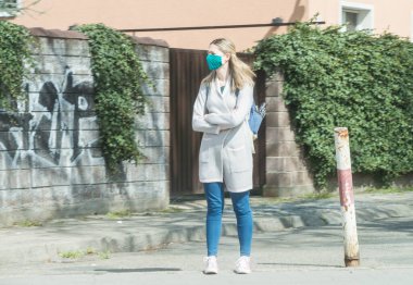 Sokakta maskeli bir kız.