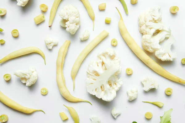Chou-fleur et haricots sur fond blanc — Photo