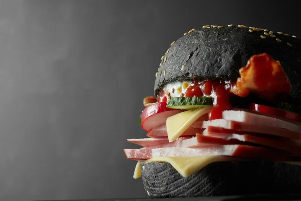 Japanischer schwarzer Burger mit Käse. — Stockfoto