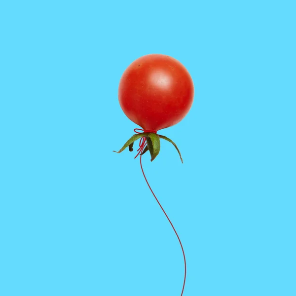 Balão de tomate vermelho voando — Fotografia de Stock