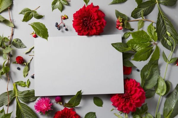 Fiori con quaderno grigio vuoto — Foto Stock