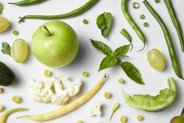 Πράσινα λαχανικά και φρούτα που απομονώνονται σε λευκό. — Φωτογραφία Αρχείου