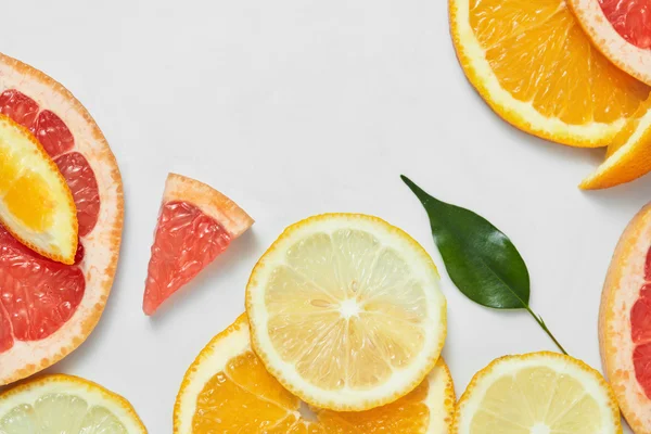 Close up de laranja fresca, toranja, limão e fatias de limão — Fotografia de Stock