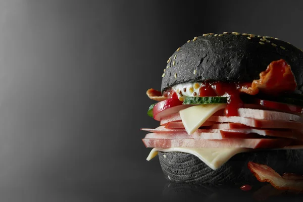 Czarny Burger z serem. — Zdjęcie stockowe