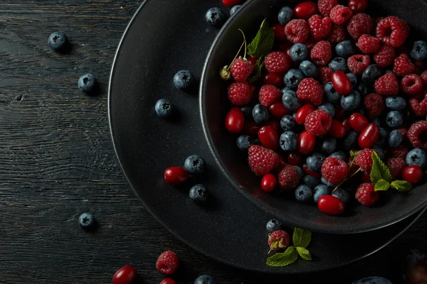 Plate with healthy berries — Stock Photo, Image