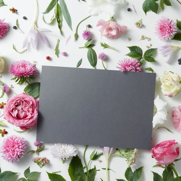 Flores rosas y blancas con cuaderno vacío — Foto de Stock