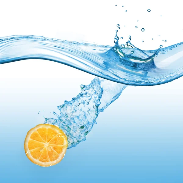 Oranje in water met splash geïsoleerd op wit — Stockfoto