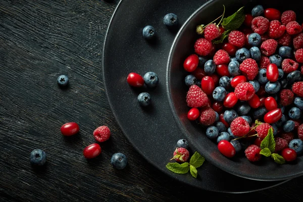 Black plate with healthy berries — Stock Photo, Image