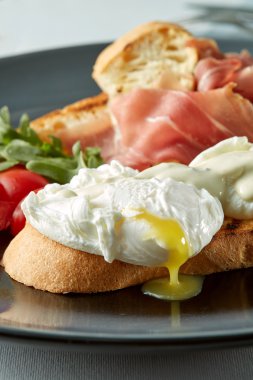 Kahvaltı - tost, yumurta, pastırma