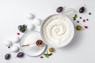 Hamur için berry pasta yapma.