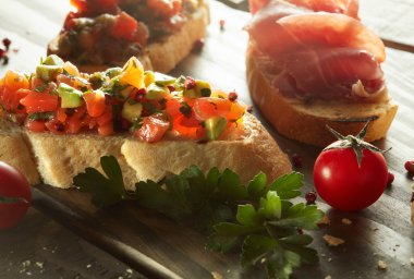 Çeşitli İtalyan meze bruschetta tabak