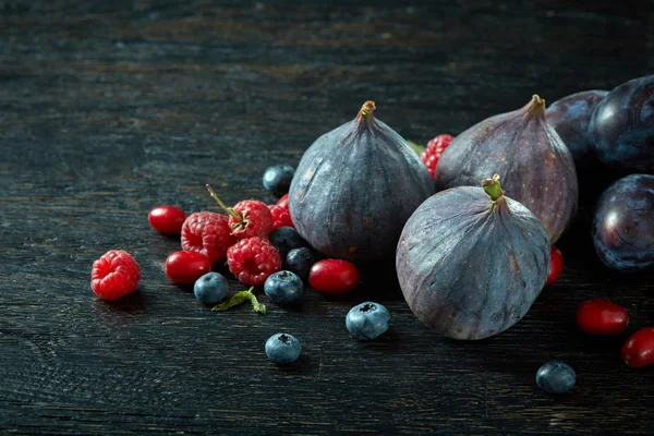 Fresh figs of different varieties berries — Stock Photo, Image