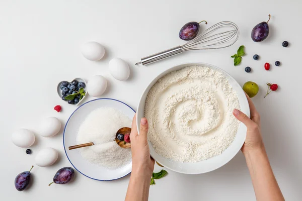 Hand holds a plate with flour — Stock Photo, Image