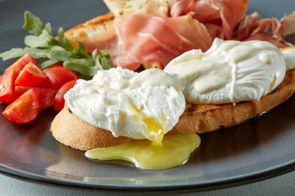 Colazione - pane tostato, uova, pancetta — Foto Stock